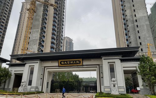 恒大云湖上苑动态:气派的大门!-荆门安居客