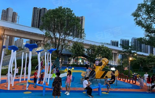 小区配套凤凰广场儿童乐园攀爬墙双泳池等等