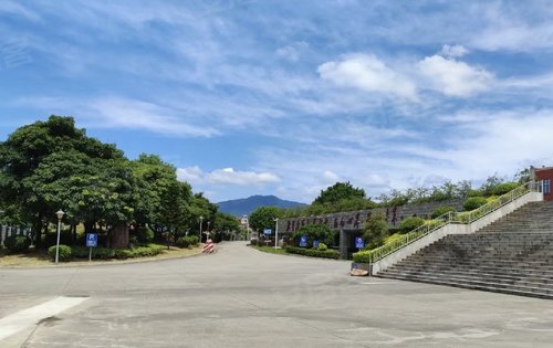 项目周边一公里一所厦门一中集美分校