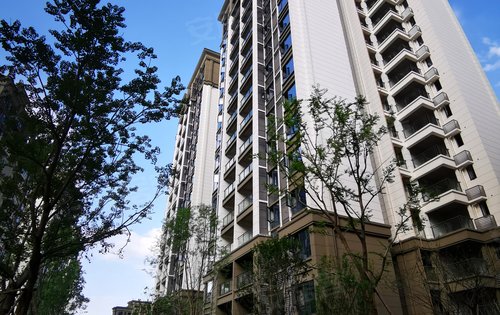 恒信·水岸名邸动态:整个楼盘25栋楼,外墙采用真石漆美观大气!