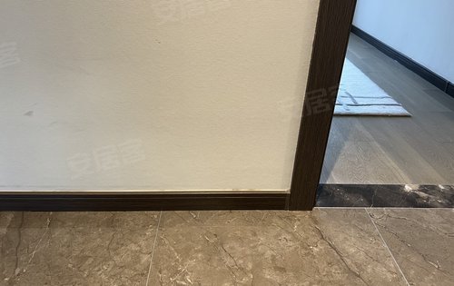 低踢脚线于打到顶的门拉大空间感交付的电视背景墙和墙布提升质感