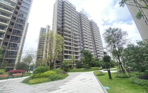 招商·雍颐湾前岸动态:招商雍颐湾2梯2户纯板式楼实景-汕头安居客