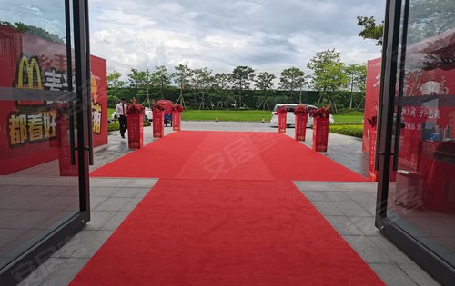 营销中心又铺上红色地毯崭新的面貌迎接客户