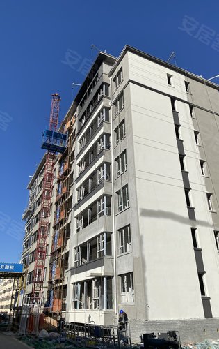 现代中式建筑风格米白色和深咖色真石漆底部基座干挂米白色石材