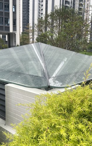 这个地下车库的采光井也是采用双层的夹胶玻璃让车库的通风采光更好