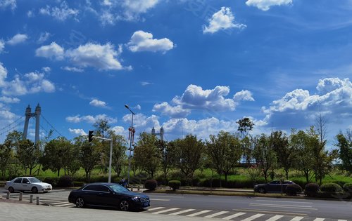 住在江畔公園裡,楚天御府.