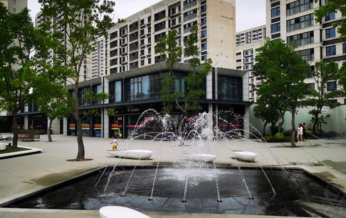 绿树成荫风景不错阿玛尼51度灰色调奠定了时尚