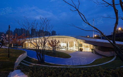 夜晚的保利海上明悦售楼部