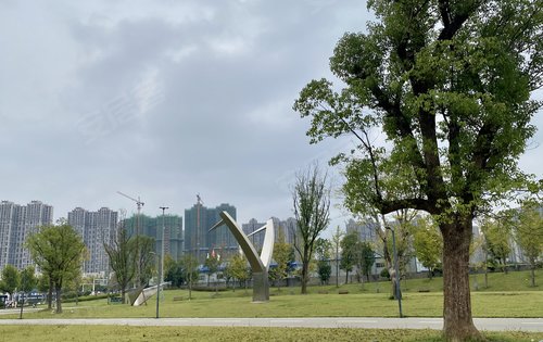 小区门口绿意黯然的公园景色人文环境融于自然