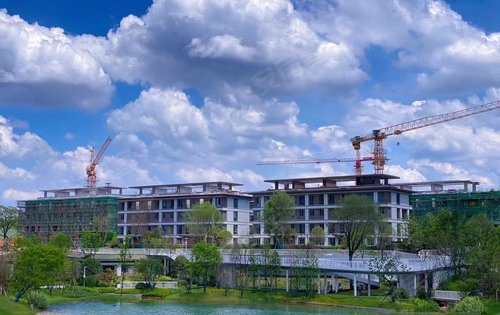 阳光城溪山悦动态:湖边的叠墅,已经封顶,在做外立面了-长沙安居客