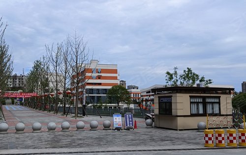 汉滨初中高新校区,高新一小东侧,公办初中,距离项目1.5公里.
