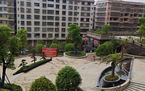 小区的入口广场