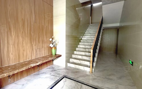 洋房首层入户大堂 瓷砖至顶