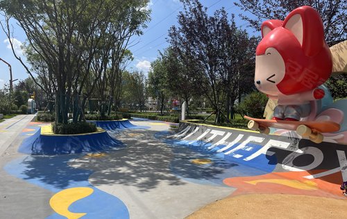 儿童活动区阿里主题游乐器械,不同年龄的孩子进行游戏分区,且活动场地