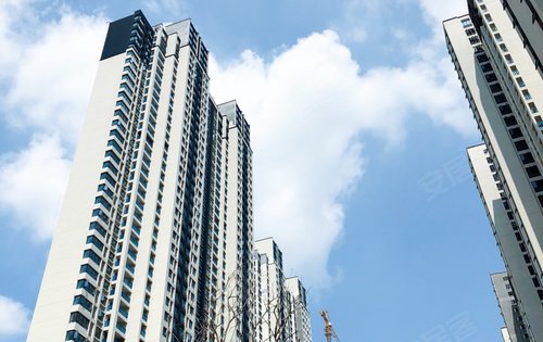 保利新武昌动态:新武昌k6地块,由7栋高层组成.总建面22.7万方.