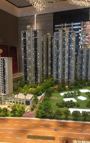 小区采用围合式布局,约五百米的环形跑道串联整个小区,让您在一边运动