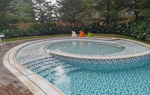 550平的叠水泳池