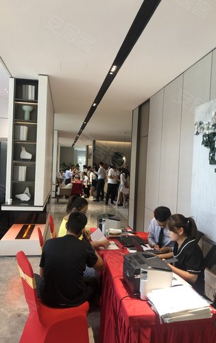 售楼部集中签约中