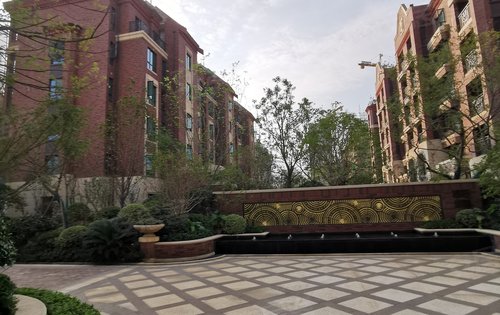 褐石公馆小区入户照壁