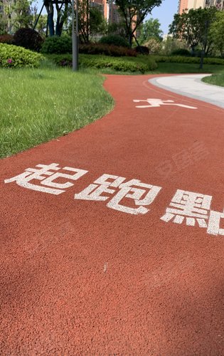 小区设置环绕跑道.家园里面的天然健身房