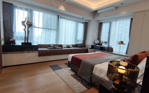 非常宽阔的横厅设计主卧270度转角飘窗采光通风很棒