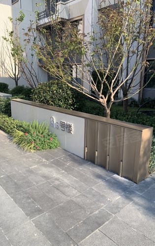 配有楼号标识的入户景墙