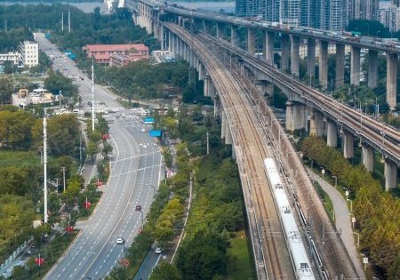 融创临江府动态:我们楼盘紧邻青山江滩旁的天兴洲长江大桥!