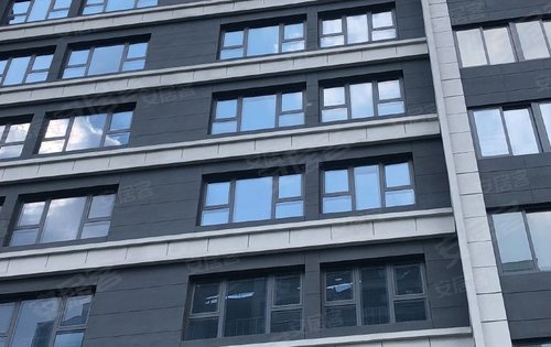 小区实景交付外立面以灰白色为主