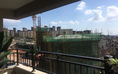 周日下午1400的样板房7楼实景视野非常好临湖看江景色宜人