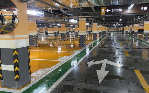 碧桂园锦绣西湖地下停车位满满的高级感干净明亮