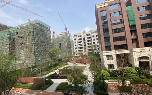 金地自在城动态:金地自在城三期dk25领峯低密组团，褐石系列，小区实拍现场，总层高8层楼，横厅设计，...-重庆安居客