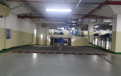 两层地下车库,宽敞明亮