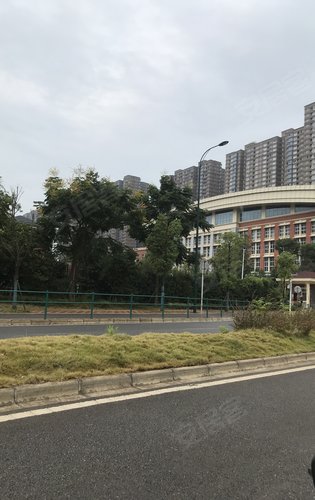 小区大门对面长郡月亮岛学校西门过个马路就到欢迎咨询