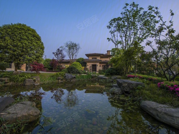 财信赖特与山财信特与山是重庆江北城中山上的城市别墅。