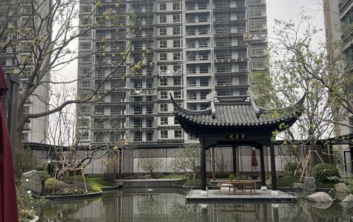 建发·云湖上动态:主体已封顶，28号楼位置-苏州安居客