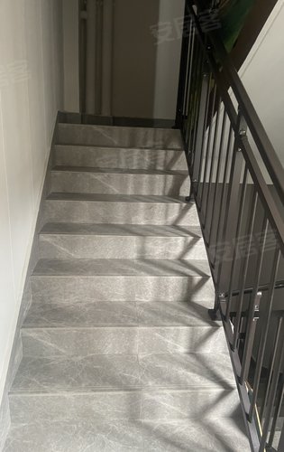 干净宽敞的楼梯间