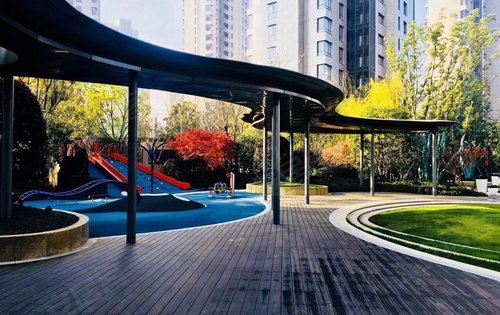 仁恒交付小区风雨连廊增加业主室外活动时间