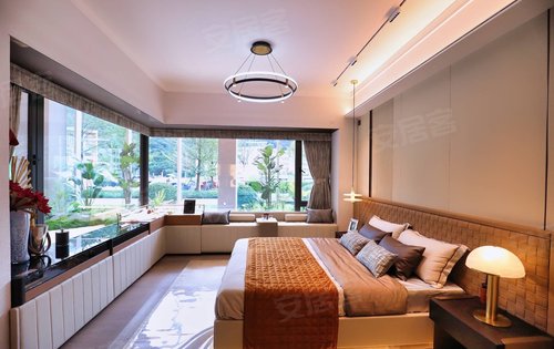 主人房拥有一个270度的全景飘窗台,可以装修成家里女王的衣帽间和化妆