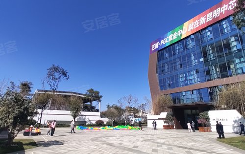 艺城pgc紫金中心动态:小区中心绿化广场及小区大门-昆明安居客