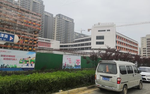 保利柏林之春动态:将军岭路小学大门-合肥安居客