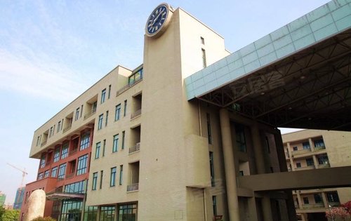 钱湖南路上的鄞州外国语中学