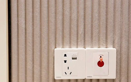 客厅电视背景墙装修上更显档次 沙发旁预留usb充电插座,细