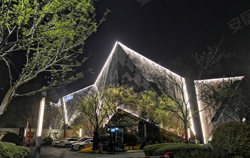 万科城动态:夜晚的售楼部,和须水河路!-郑州安居客