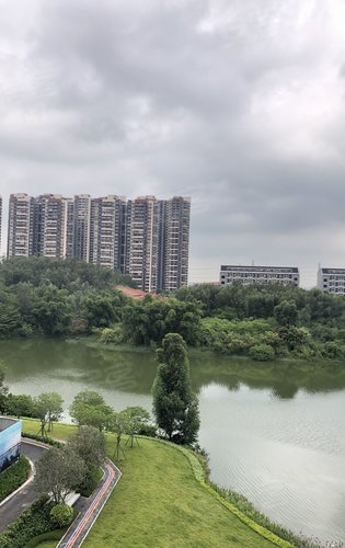 佛山大学城龙光玖御湖雨景中依然美景动人