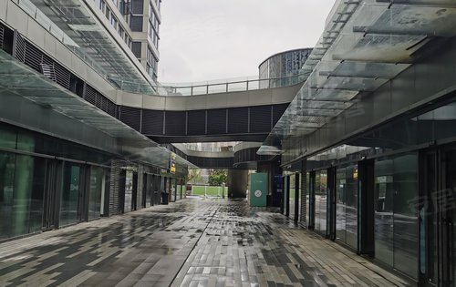 双首层设计的步行街