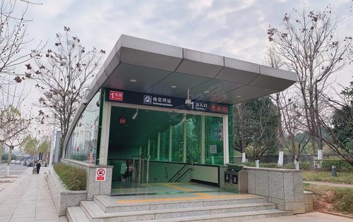 出行篇--地铁通达全城 距1号线桂花坪1号出口三百米 多条公交线路从家