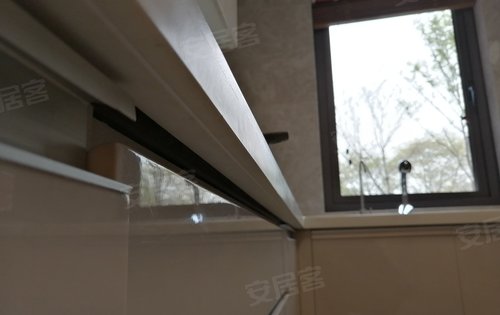 厨房篇～整体橱柜台面上有挡水槽,水渍不易流出,台面下有滴水线,当水