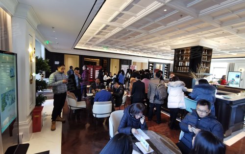 售楼处现场人山人海