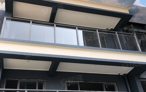 蓝灰色为主色调,简洁的横向线条和大面积的玻璃幕墙勾勒出大气的外