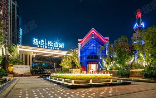 艺境松山湖小区大门夜景实拍